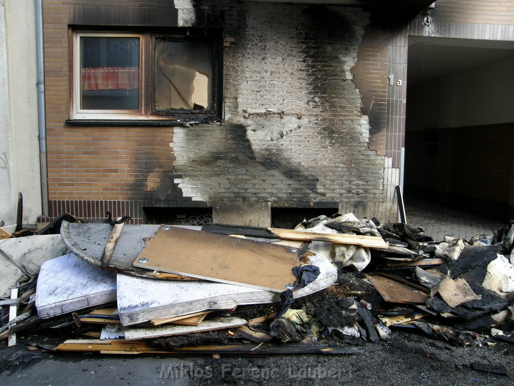 Sperrmuell Brand mit Uebergriff der Flammen auf Wohnhaus 25.JPG